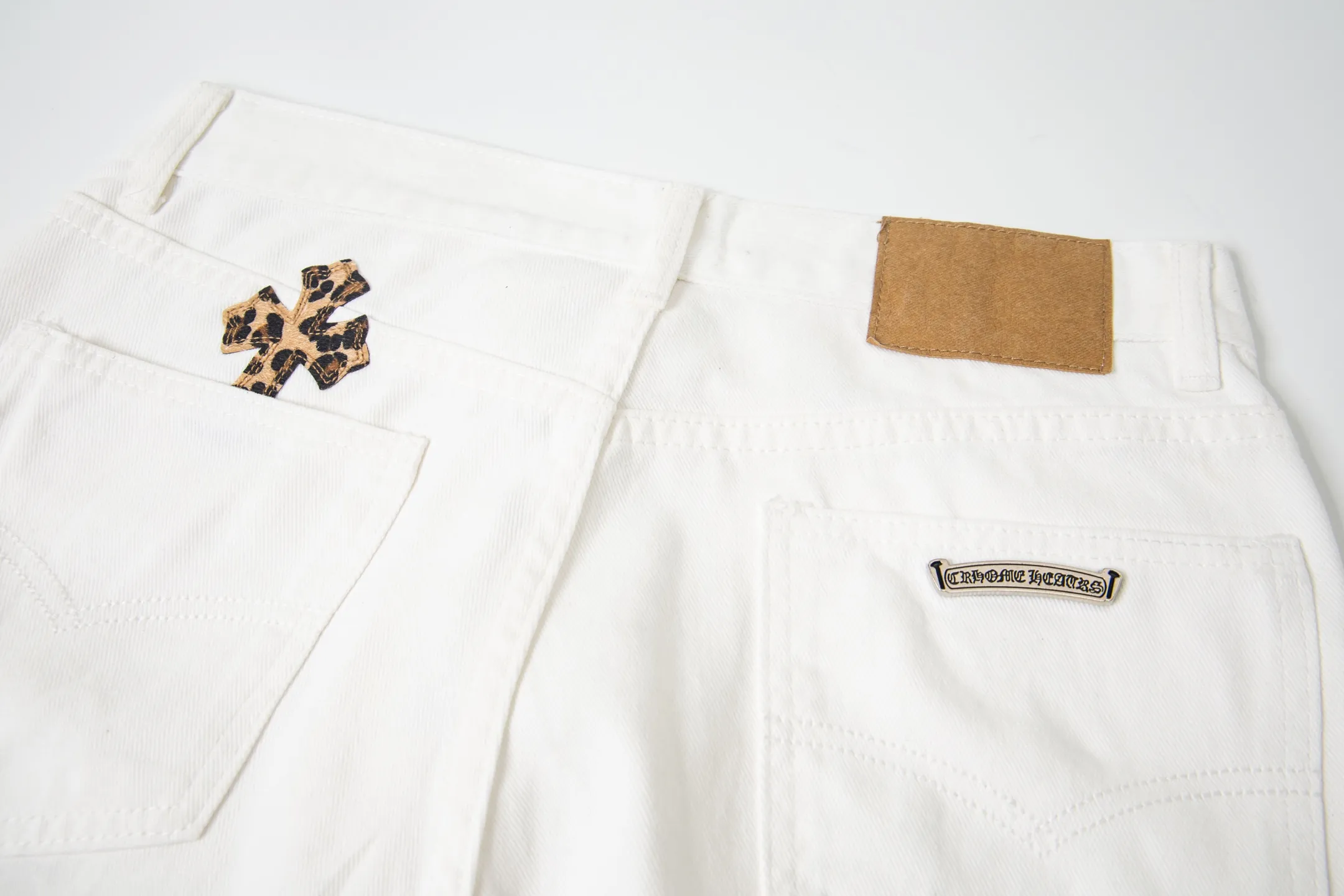 P260 Chrome Hearts 25SS white pants with three-color leopard print blue leather jeans. Chrome Hearts' pants with the most popular colors are made of beaded canvas fabric. Heavy washing makes the upper body of the fabric more textured and the pants are tall and straight! The three-dimensional cutting of the whole trousers is a masterpiece! The hardware is customized by zp. The beaded canvas fabric is thick and soft after being washed. It has good breathability. Customized small leather label. Unique design. The details are simple and elegant, and the workmanship is exquisite. The whole trousers are neatly routed and the details are in place! It’s so cool that both men and women can easily control the genderless trend! Style number: 1771# Color: White Size: 28 30 32 34 36